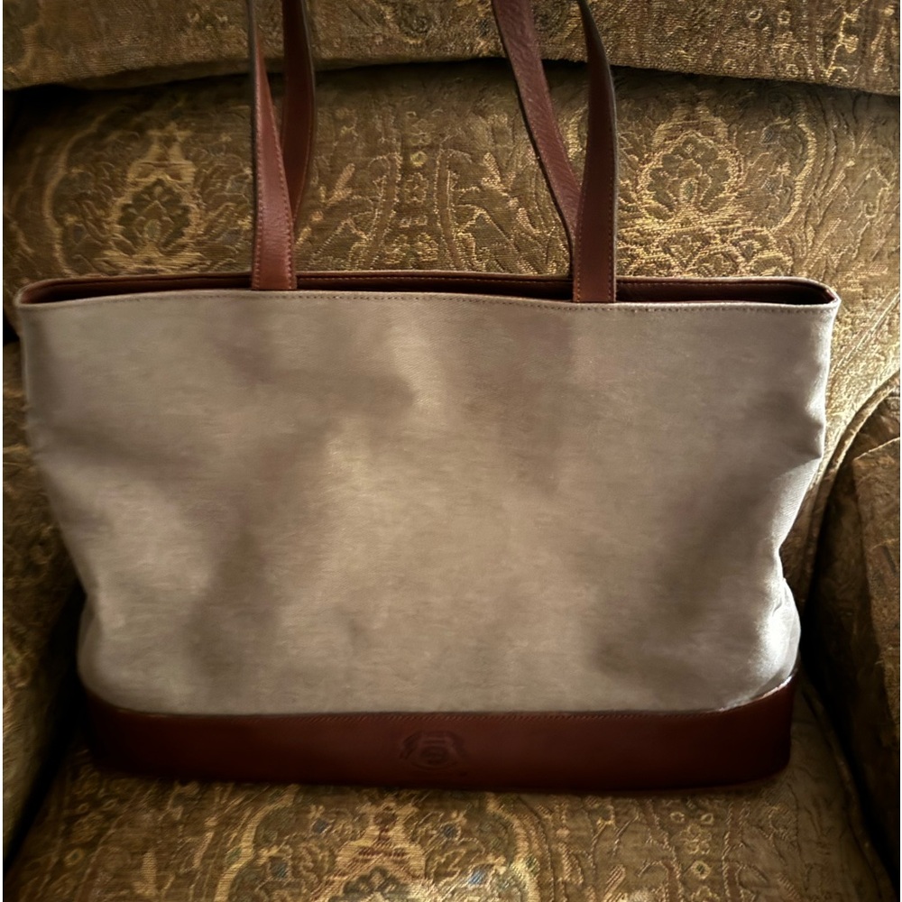 This Ghurka bag is in excellent condition inside and out